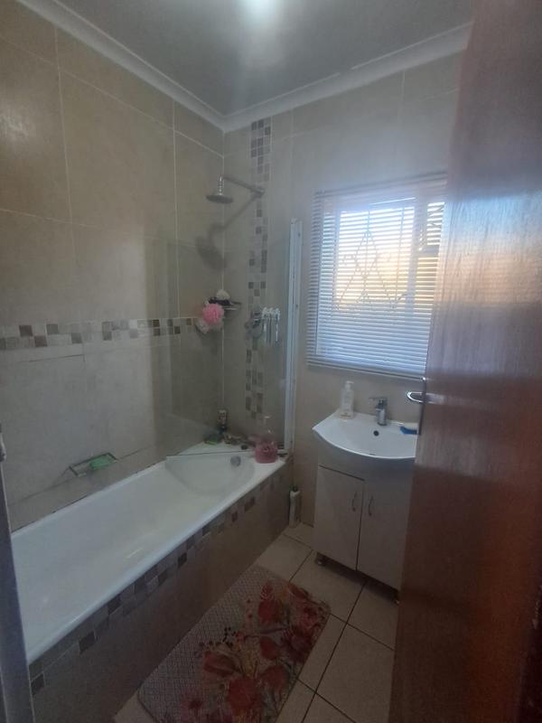 4 Bedroom Property for Sale in Avondale Western Cape